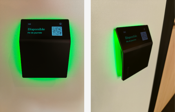 Humly Booking Device outside a meeting room at Le PIC in Clermont-Ferrand